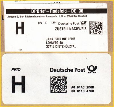 Bildmontage - oben der Zustellnachweis, der 40 Cent für einen Großbrief kostet, unten der neue Priolabel, der als Zusatzleistung aber 90 Cent für einen Standardbrief kostet