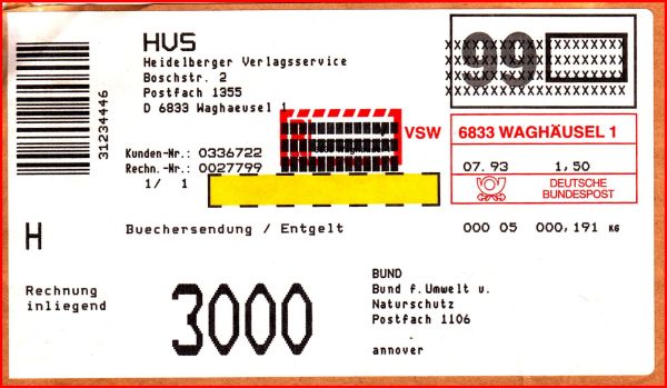 Universallabel für die DV-Freimachung aus dem Jahr 1993, das wahlweise für ein Päckchen oder Paket oder eine Briefsendung sogar mit Einschreiben benutzt werden konnte – hier nur als Büchersendung genutzt, daher wurde der Paketvermerk und die R-Nummer durchgestrichen
