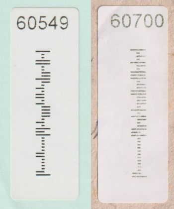 Bildmontage von zwei schmalen 4-State Bar Code Labeln, links mit der PLZ 60549, rechts mit der PLZ 60700, beide auch für Sendungen an das Internationale Postzentrum Frankfurt (IPZ 1).
