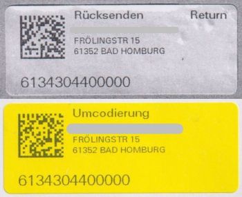  Oben sieht man die Kopie eines gelben Labels wegen einer Rücksendung, darunter eine Umcodierung, vermutlich wegen der vorhandenen Postfachanschrift - der Firmenname wurde geschwärzt
