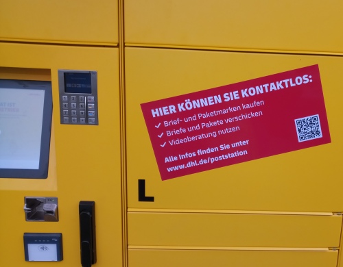 Roter Aufkleber der Deutschen Post auf jeder Briefstation, das man hier Brief- und Paketmarken kaufen kann !!!