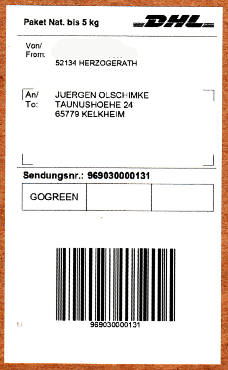 Paketmarke aus einer Poststation für ein Paket bis fünf Kilo mit dem Nummernkreis 03 und der fortlaufenden Nummer 13 ohne Leitcode und ohne den neuen Sicherheitscode