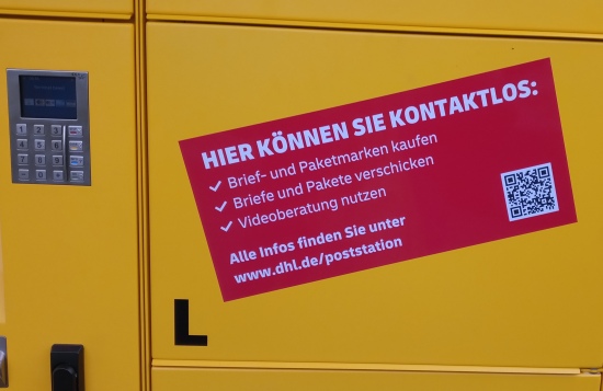 Aufkleber der Deutschen Post auf der Poststation mit dem Text 