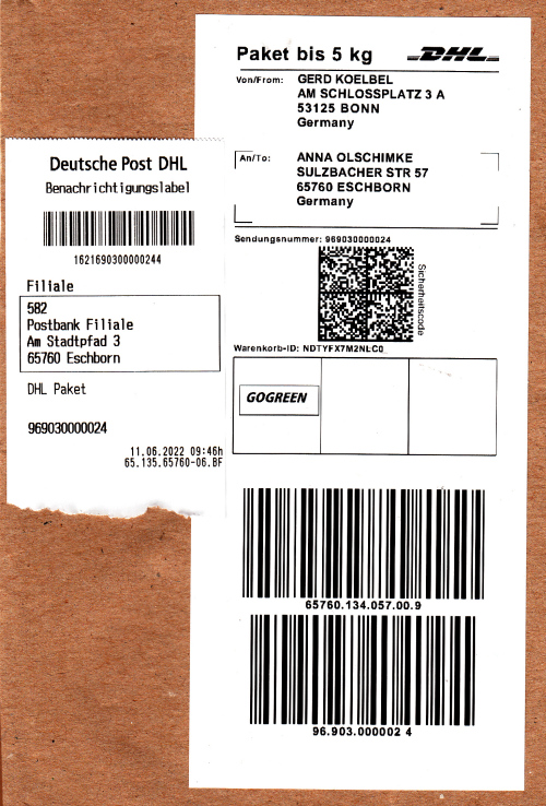 Ein gelaufenes Paket bis 5 Kilo von der Poststation, nun zusätzlich mit dem neuen Datamatrix-Sicherheitscode, übergeben am 11. Juni 2022 an die Postbankfiliale Eschborn zur Abholung