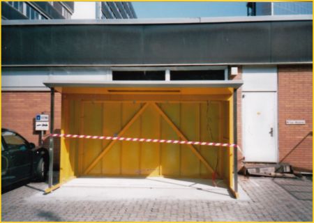 Der Standort Bürostadt Niederrad im Aufbau - zu sehen ist, daß die entsprechenden Anschlüße vorhanden sind und das die äüßere Hülle schon steht Der Standort Bürostadt Niederrad im Aufbau - zu sehen ist, daß die entsprechenden Anschlüße vorhanden sind und das die äüßere Hülle schon steht