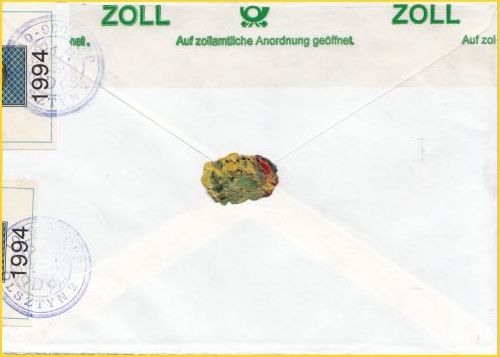 Die Rückseite des eben gezeigten Wertbriefes nach Polen, mit den polnischen Siegelmarken vom polnischen Zoll und wiederverschlossen mit dem Klebeband des deutschen Zolls auf dem Rückweg Die Rückseite des eben gezeigten Wertbriefes nach Polen, mit den polnischen Siegelmarken vom polnischen Zoll und wiederverschlossen mit dem Klebeband des deutschen Zolls auf dem Rückweg