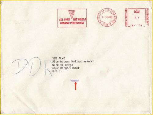 Brief aus England von 1985, der mit einem Balkenstempel im Bereich unter der Postleitzahl versehen wurde Brief aus England von 1985, der mit einem Balkenstempel im Bereich unter der Postleitzahl versehen wurde