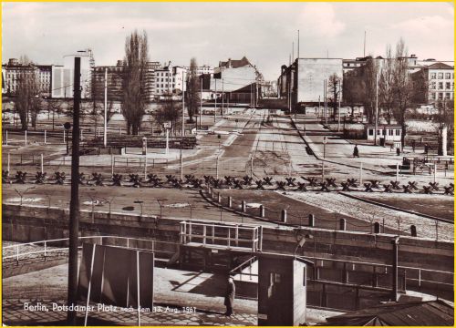 Der Potsdamer Platz nach dem Mauerbau aus den sechziger Jahren Der Potsdamer Platz nach dem Mauerbau aus den sechziger Jahren