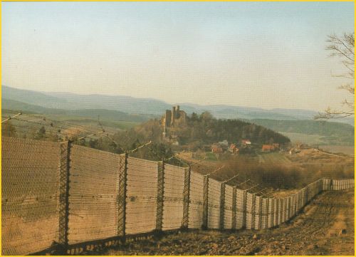 Der Metalllgitterzaum im Vordergrund und im Hintergrund die Burgruine Hanstein bei Bornhagen im heutigen thüringischen Landkreis Eichsfeld Der Metalllgitterzaum im Vordergrund und im Hintergrund die Burgruine Hanstein bei Bornhagen im heutigen thüringischen Landkreis Eichsfeld