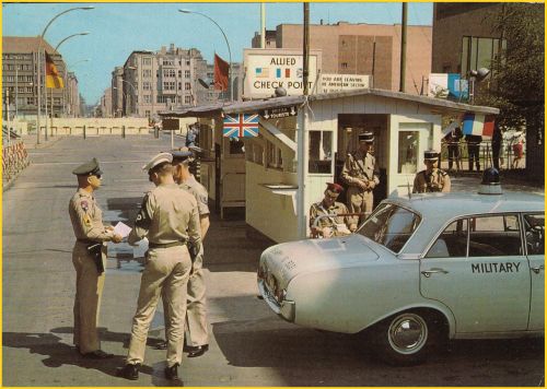 Um zum Schluß zur Berliner Mauer noch einer der berühmtesten Übergänge - Friedrichstraße - Checkpoint Charlie - Bild dürfte so cira Anfang 1970 aufgenommen worden sein Um zum Schluß zur Berliner Mauer noch einer der berühmtesten Übergänge - Friedrichstraße - Checkpoint Charlie - Bild dürfte so cira Anfang 1970 aufgenommen worden sein