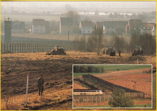 Ansichtskarte vom Grenzübergang Bebra / Gerstungen - Blick auf B-Turm an der Bahnlinie sowie Rodungsarbeiten vor dem Metallgitterzaun und verkleinerter Ausschnitt - Interzonenzug fährt gereade über die Grenze in den Westen Ansichtskarte vom Grenzübergang Bebra / Gerstungen - Blick auf B-Turm an der Bahnlinie sowie Rodungsarbeiten vor dem Metallgitterzaun und verkleinerter Ausschnitt - Interzonenzug fährt gereade über die Grenze in den Westen