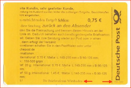 Gelber Zettel über einen Labeldrucker bedruckt - hier mit Datenstand Version 3.6.0 - bearbeitet im Briefzentrum Wiesbaden