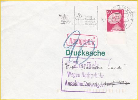 Briefumschlag vom Absender als Drucksache gekennzeichnet, die aber keine war. Daher fehlte zum Brief 30 Pfennig zusammen mit der Einziehungsgebühr in Höhe von 60 Pfennig wurden daher 90 Pfennig Nachentgelt ausgeworfen und mittels eines speziellen postalischen Nebenstempel 