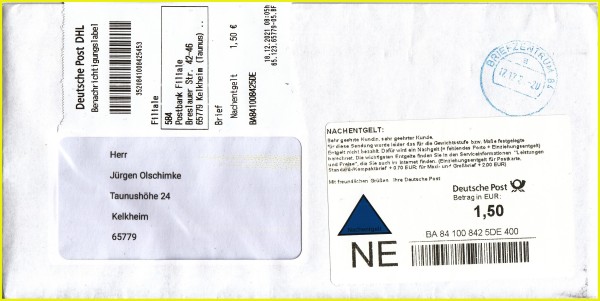 Ein Standardbrief ohne Briefmarke aus dem Bereich des BZ 84, bearbeitet am 17.12.2021 mit dem Nachentgeltlabel mit der fortlaufenden Nummer 842 und der Kennung 400 nach dem DE, weiter ist oben noch das Benachrichtigungslabel des Zustellers für diese Sendung aufgeklebt