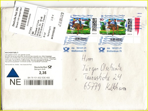C5-formatiger Großbrief, nur teilweise mit zweimal 60 Cent frankiert, in der Briefordnerei des BZ 79 wurde festgestellt, dass hier noch 35 Cent fehlen, daher wurde die Sendung mit dem neuen Nachentgeltlabel versehen - es war die 1832 Sendung, die mit diesem neuen Verfahren erfasst wurde – nach dem DE sieht man hier die ergänzende Kennung 450 sowie oben das Benachrichtigungslabel des Zustellers aus Kelkheim