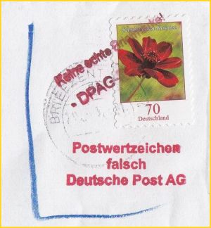 vergrößerter Ausschnitt der gefälschten Schokoladen-Kosmee mit der weiteren Besonderheit, das die Marke hier sogar mit zwei verschiedenen amtlichen Nebenstempeln der Post als Fälschung gekennzeichnet wurde vergrößerter Ausschnitt der gefälschten Schokoladen-Kosmee mit der weiteren Besonderheit, das die Marke hier sogar mit zwei verschiedenen amtlichen Nebenstempeln der Post als Fälschung gekennzeichnet wurde