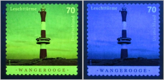 Vergleich der echten und falschen Marke unter UV-Licht mit 365 Nanometer – man sieht bei der rechten Fälschung ganz deutlich die bläuliche Fluoreszenz, die von optischen Aufhellern im Papier stammt