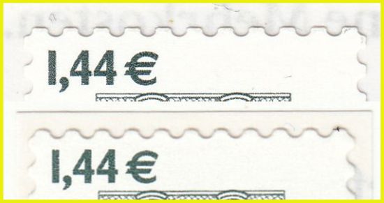 Vergrößerter Vergleich Oberrand einer Marke - oben die bekannte gerade Stanzung - unten die bisher nicht beachtete wellenförmige Stanzung Vergrößerter Vergleich Oberrand einer Marke - oben die bekannte gerade Stanzung - unten die bisher nicht beachtete wellenförmige Stanzung