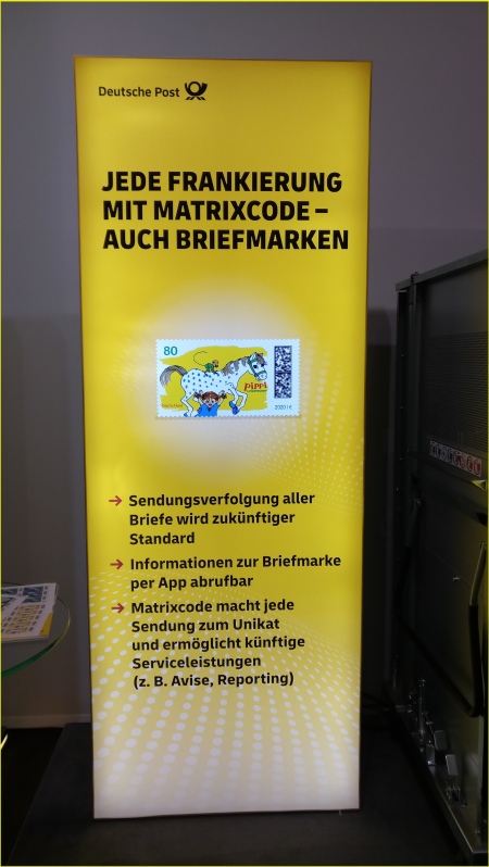 Infosäule der Deutschen Post von der Bilanzpressekonferenz zum Thema 