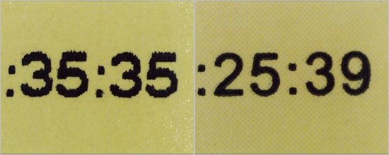 Druckausschnitt des Verpackungsaufklebers – hier die Uhrzeit: links der echte Aufkleber mit der ausgefranzten Schrift, im Gegensatz dazu rechts die Fälschung mit sauberer Schrift und leicht gerasterten Papier