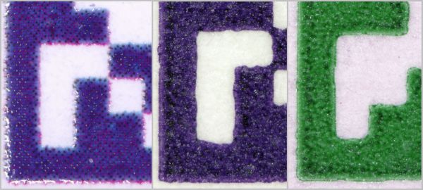 Vergleich Mikroskopausschnitt Datamatrixcode – links ein echter dreifarbig mit Tinte gedruckt, in der Mitte ein falscher Matrixcode in Blau, rechts ein falscher Matrixocde in Grün