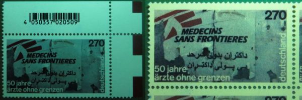 : Die Betrachtung der echten Marke und der Fälschung, im ersten Fall bei 365 Nanometer, im zweiten Fall bei 256 Nanometer : Die Betrachtung der echten Marke und der Fälschung, im ersten Fall bei 365 Nanometer, im zweiten Fall bei 256 Nanometer