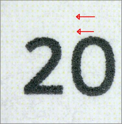 Bildausschnitt von der Jahreszahl 2023 hier am Beispiel des Wertes 100 + 45 Cent. Die roten Pfeile zeigen die zusätzlichen gelben Rasterpunkte Bildausschnitt von der Jahreszahl 2023 hier am Beispiel des Wertes 100 + 45 Cent. Die roten Pfeile zeigen die zusätzlichen gelben Rasterpunkte