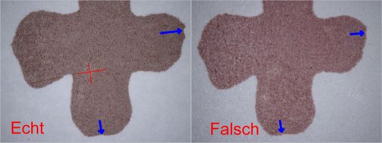Bildausschnitt des braunen Kreuzes: links von der echten Marke mit dem etwas dunkleren Braun sowie dezent in rot die teilweise vorhandene Rasterung, rechts die Fälschung mit dem etwas helleren Braun ohne erkennbare Rasterspuren. Die blauen Pfeile zeigen weiter auf zwei leichte Unterschiede bei der Form des Kreuzes.