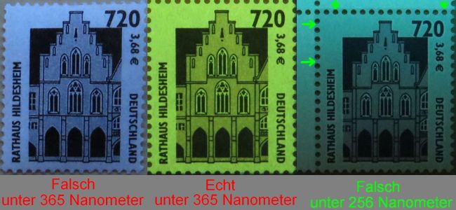Bildmontage zu den Sicherheitsmerkmalen, links falsch unter 365 Nanometer, in der Mitte echt unter 365 Nanometer und rechts ist ansatzweise unter 256 Nanometer der Sicherheitsaufdruck erkennbar (grüne Pfeile)