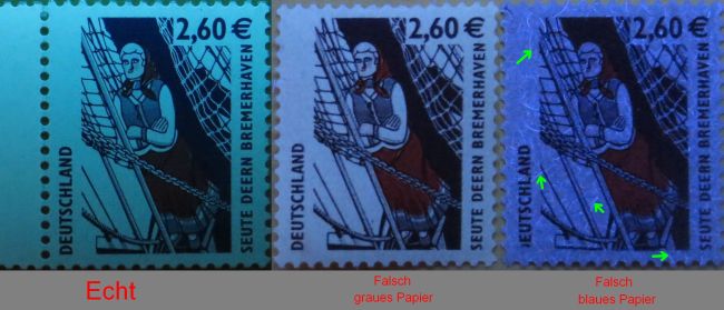 Die Betrachtung der echten und der falschen Marken unter 365 Nanometer, links die echte Marke, in der Mitte die Fälschung auf grauen Papier und rechts die Fälschung auf blauen Papier, bei der einige der hell leuchtenden Kunststofffasern mit einem grünen Pfeil kenntlich gemacht wurden