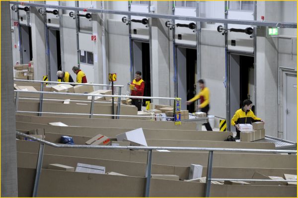 Zusteller beim Einladen ihrer Fahrzeuge (Foto Deutsche Post)
