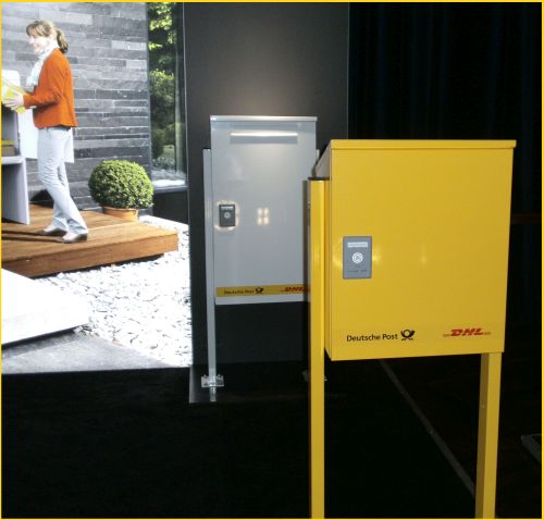 Foto von einer Präsentation der Paketkästen für ein Einfamilienhaus auf der Aktionärsversammlung 2015 in Frankfurt Höchst. Bezüglich der Farbe hat der Käufer natürlich verschiedene Optionen und muss nicht das Postgelb nehmen.