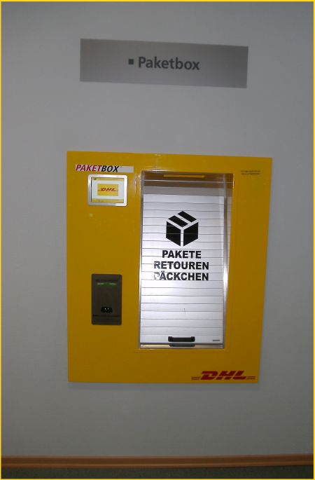 Paketbox mit Quittungsausgabe, die seit circa Anfang / Frühjahr 2016 an ausgewählten Postbankfilialen aufgebaut werden. Dafür verschwinden die bisherigen Paketboxen ohne Quittungsausgabe. Dies scheint bisher eine unabhängige Aktion der Postbank selbst zu sein, da die gelbe Post (DHL) dazu keine Angaben machen kann !
