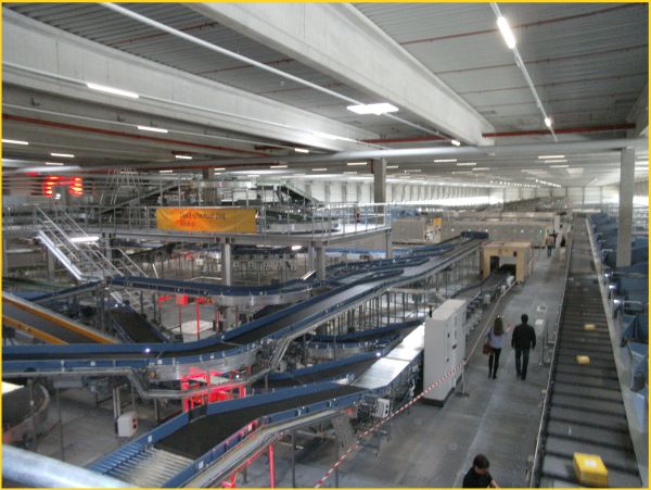 Teilansicht - Blick von vorne in einen der Schenkel von einem der obereren Kontrollgänge für Techniker - rechts am Rande eines der umlaufenden Sortierbänder und ansatzweise daneben zu sehen die Hauptendstellen Teilansicht - Blick von vorne in einen der Schenkel von einem der obereren Kontrollgänge für Techniker - rechts am Rande eines der umlaufenden Sortierbänder und ansatzweise daneben zu sehen die Hauptendstellen