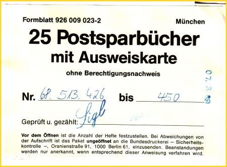 Deckblatt eines verpackten Stapels Postsparbücher mit Ausweiskarte blanko aus dem Jahr 1989 - man sieht hier eindeutig links oben, welche Formblattnummer diese Variante des Postsparbuchs hatte Deckblatt eines verpackten Stapels Postsparbücher mit Ausweiskarte blanko aus dem Jahr 1989 - man sieht hier eindeutig links oben, welche Formblattnummer diese Variante des Postsparbuchs hatte