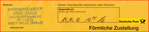 Teilausschnitt eines Innenumschlags eines Postzustellungsauftrags mit einem extra Aufkleber „Deutsche Post“ zur Kennzeichnung, das diese nicht über die Privatpost sondern durch die Deutsche Post zugestellt wurde