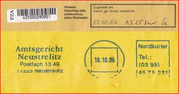 Teilausschnitt eines Innenumschlags (Montage) - vorne mit Strichcodelabel PZA und Zustelldatum 19. Oktober 2006, hinten ein umgerüsteter Absenderfreistempel mit dem Abgangsvermerk vom Nordkurier vom 18. Oktober 2006 und als Werbung der tatsächliche Absender Amtsgericht Neustrelitz Teilausschnitt eines Innenumschlags (Montage) - vorne mit Strichcodelabel PZA und Zustelldatum 19. Oktober 2006, hinten ein umgerüsteter Absenderfreistempel mit dem Abgangsvermerk vom Nordkurier vom 18. Oktober 2006 und als Werbung der tatsächliche Absender Amtsgericht Neustrelitz