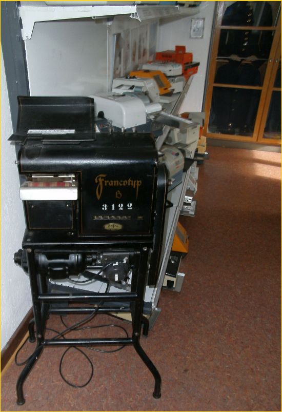 Blick in einen der Räume mit verschiedenen Absenderfreistempelmaschinen von ganz alt bis zu neueren Maschinen - links zu sehen ist eine alte Frankotyp B Maschine Blick in einen der Räume mit verschiedenen Absenderfreistempelmaschinen von ganz alt bis zu neueren Maschinen - links zu sehen ist eine alte Frankotyp B Maschine