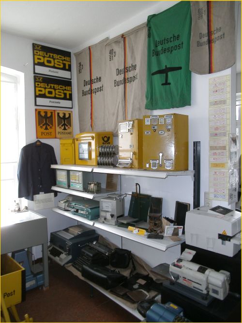 Blick in einen zweiten Raum mit verschiedenen Postztensilien und weiteren Absenderfreistempelmaschinen Blick in einen zweiten Raum mit verschiedenen Postztensilien und weiteren Absenderfreistempelmaschinen