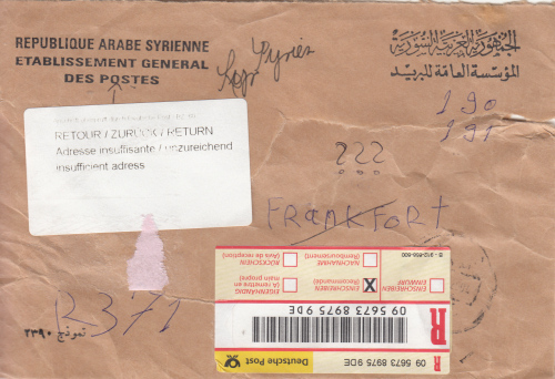 Einschreibenpostsache aus Syrien nach Frankfurt - zuerst gelandet in der ZAC-Stelle des Briefzentrums 60 - mittels NASA-Aufklebers als Retoure definiert - darüber teils entfernt internationaler ordentlicher CN 15 Retourenaufkleber - ist dann aber doch noch richtig im IPZ 1 angekommen