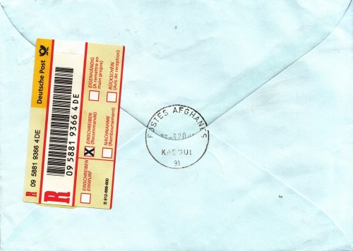 Die Rückseite des Aufbrauchumschlags aus Afganistan mit dem deutschen Eingangs-Einschreiblabel und dem Abgangsstempel aus Kabul aus dem Jahr 2004