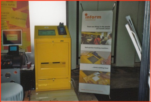 Foto eines Teils des Messestands der Firma Inform mit den neuen SB-Automaten für Österreich