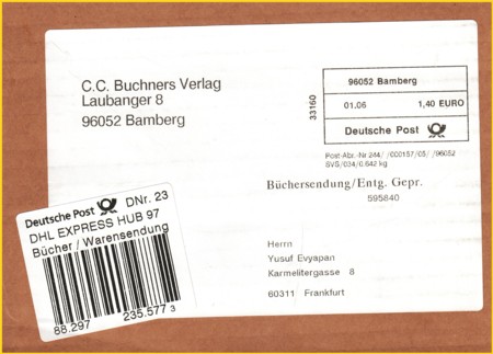 Briefausschnitt einer Büchersendung, freigemacht mittels DV-Freimachung, im PZ 97 (Kitzingen) damals DHL Express Hug 97 genannt zusätzlich mit einem Kennzeichnungslabel "Bücher / Warensendung" versehen