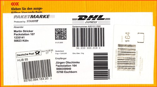 Briefausschnitt eines Paketes freigemacht mit einer Paketmarke über Stampit (PC-Freimachung) mit Identcode, 2-D-Barcode (so nur kurzfristig möglich), rechts senkrecht Strichcode für Produktbezeichnung links Leitcodelabel, ganz rechts senkrecht, Zusatzlabel für Übergabe an die Packstation