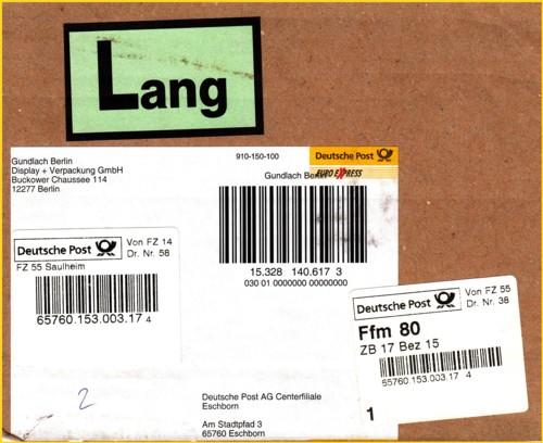 Paketausschnitt hier Adressaufkleber mit der Angabe "Deutsche Post Euro Express" über dem Identcode, links Leitcodelabel vom FZ 14 angebracht, rechts Zusatzlabel für Sperrgut (siehe auch grüner Aufkleber "Lang") vom FZ 55