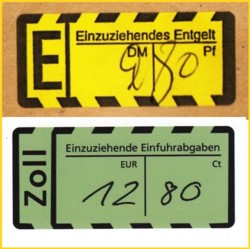Hier ein Vergleich der Aufkleber, oben unfreies Paket aus der DM-Zeit, unten, ein grüner Zollaufkleber für einzuziehenden Zoll aus der Eurozeit