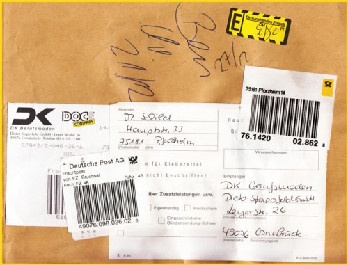 Unfreies Paket aus Pforzheim nach Osnabrück noch aus der DM-Zeit, rechts der Identcode, links der Leitcodelabel