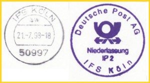 Musterabschläge von einer Presseanfrage aus dem Jahr 1998 mit dem Tagesstempel "IFS Köln" sowie eines Dienstsiegels aus derselben Zeit