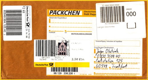 Ein Päckchen aufgegeben an einem Postdienstleistungsautomaten (PDL - Hersteller Samkyung) hier vom Standort Düren mit einer Direktadressierung an eine Packstation mit einem zusätzlichen Strichcodelabel, damit diese Sendung auch in der Packstation erfaßt und eingelegt werden konnte