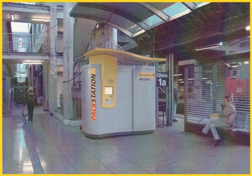 Hier eine Packstation von eShip (Paternoster-Prinzip) Standort Mainzer Hauptbahnhof, die aber erst schrittweise ab Ende 2002 Pakete annehmen konnten